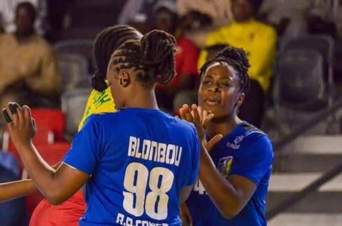 Deux Léopards dames face au Cameroun, au Gymnase jumelé du Stade des Martyrs.