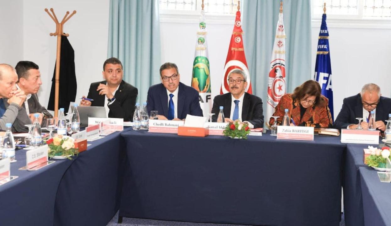 Les membres de la Commission de gestion de la Fédération Tunisienne de Football lors de la réunion d'urgence avec les représentants des clubs de la Ligue 1 ptofessionnelle tunisienne