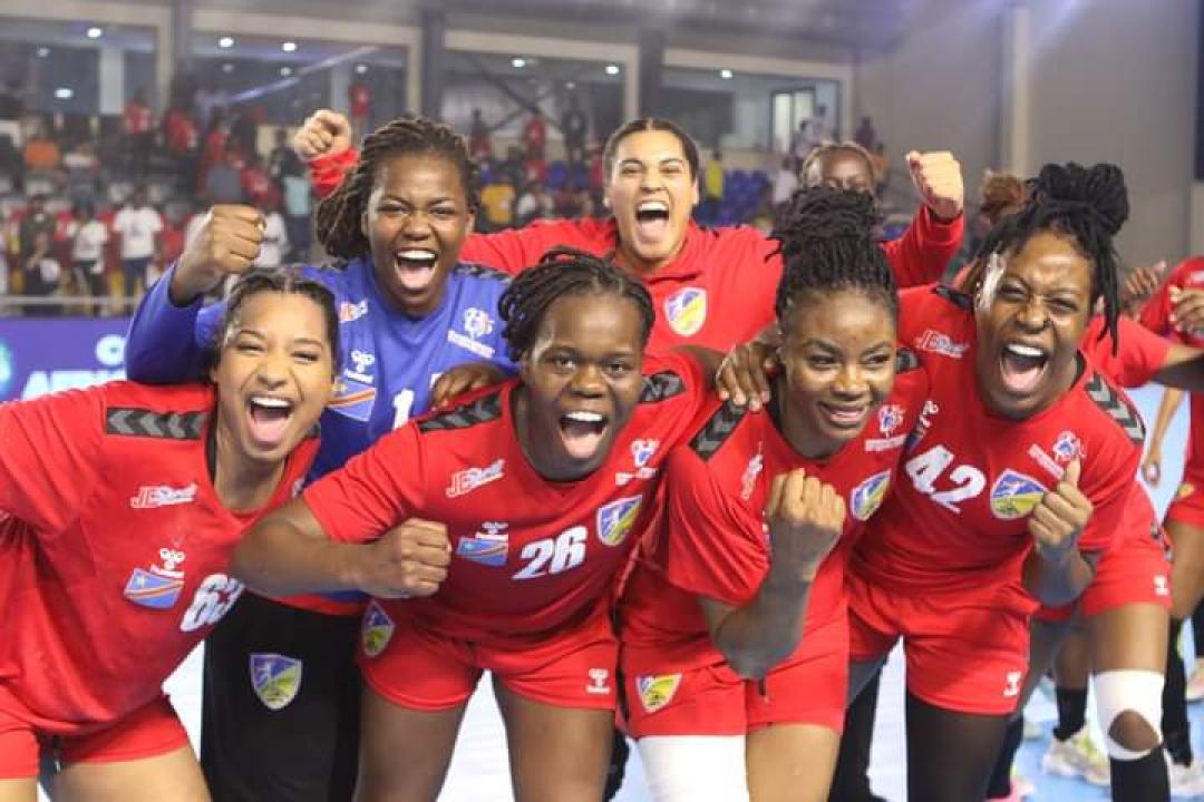 Les Léopards dames handball en célébration après match.