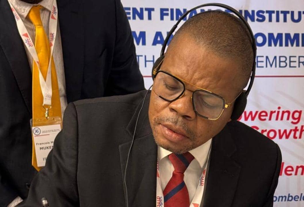 Le DG du FPI Bertin Mudimu Tshisekedi appose sa signature sur le mémorandum d'entente du Centre de Ressources pour le Financement du Développement (SADC-DFRC)