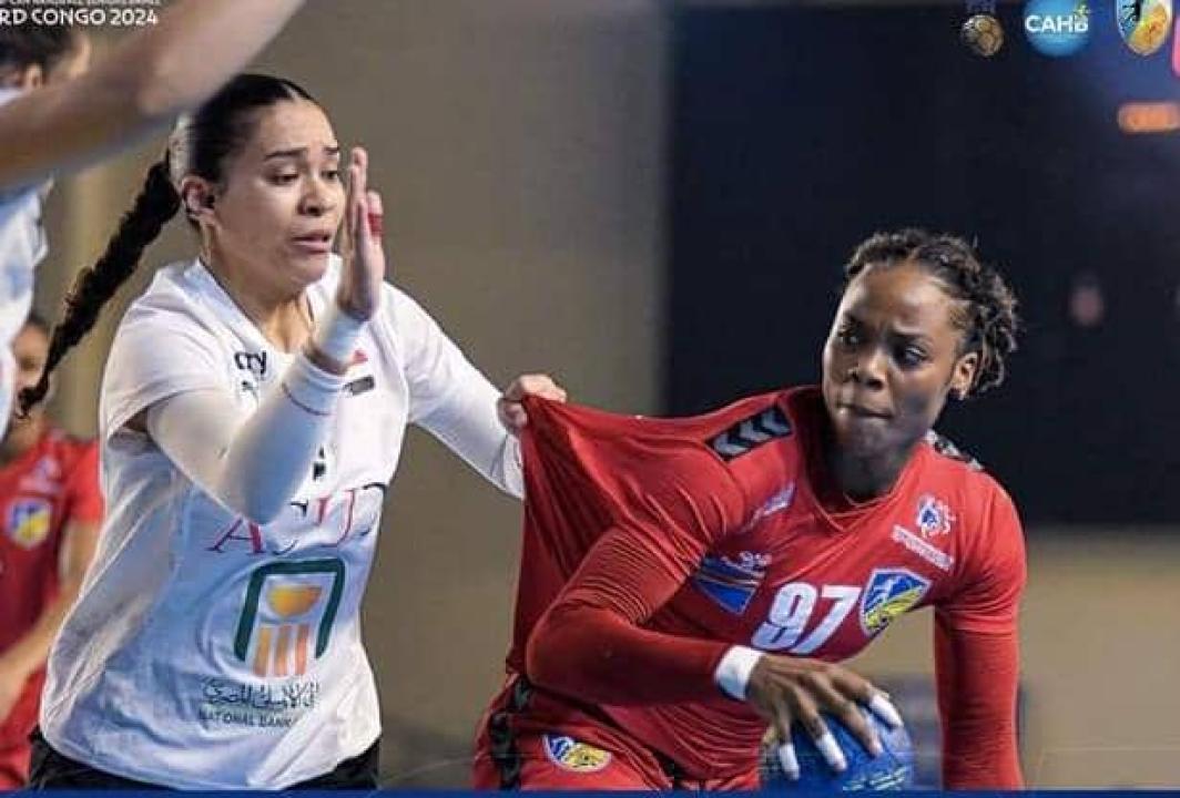 Une joueuse Congolaise en duel avec celle d'Égypte.