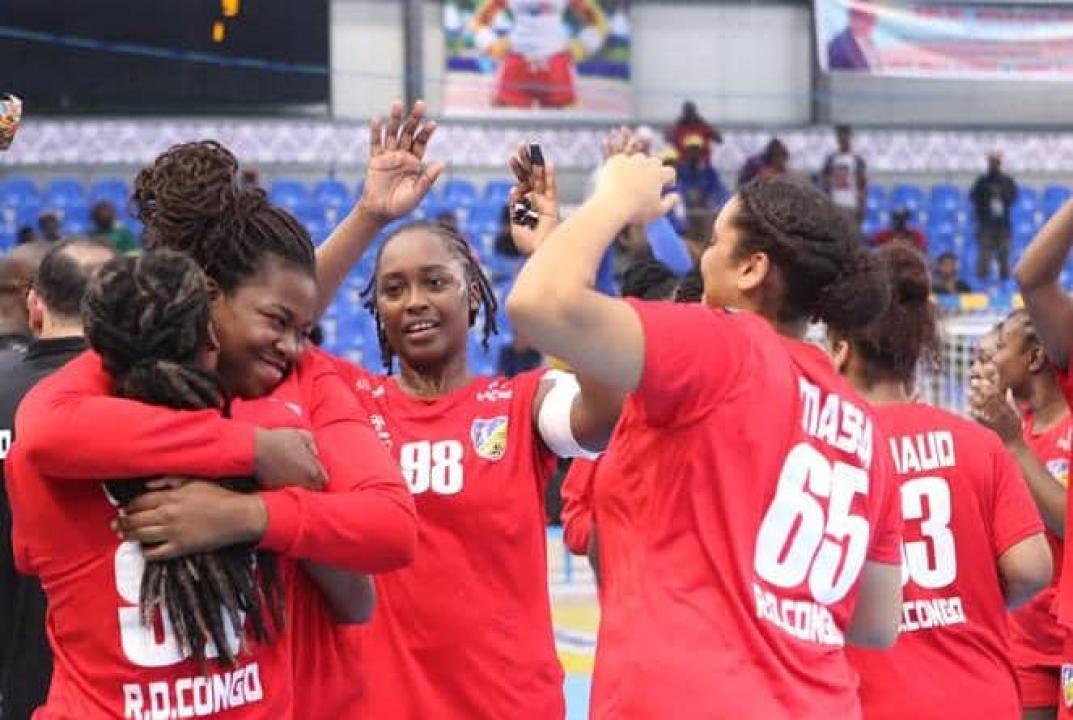 Les Léopards dames handball en pleine célébration.