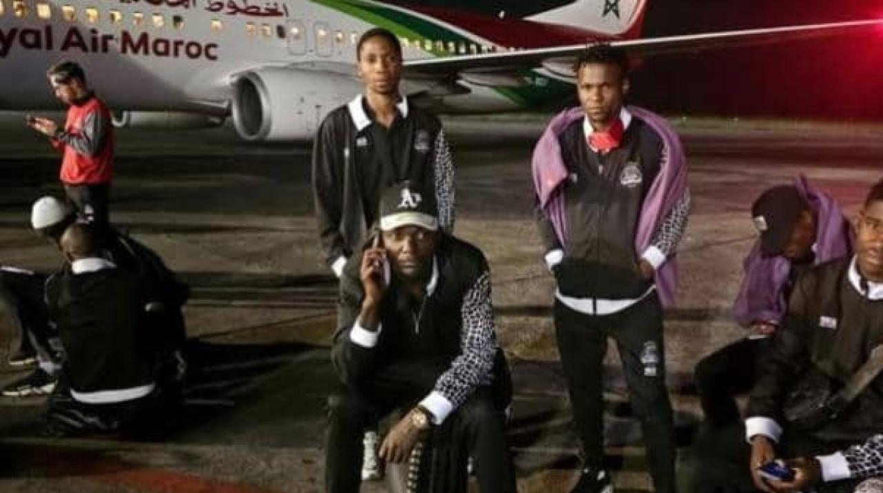 Les joueurs du TP Mazembe à l'aéroport international de N'djili en pleine nuit.