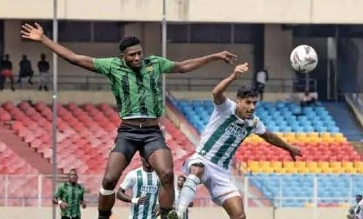 L'attaquant de Maniema Union, Jephte Kitambala en duel avec un joueur du Raja Casablanca.