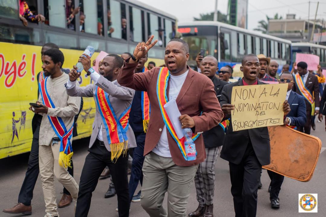 Une vue des conseillers communaux en pleine marche de protestation à Kinshasa