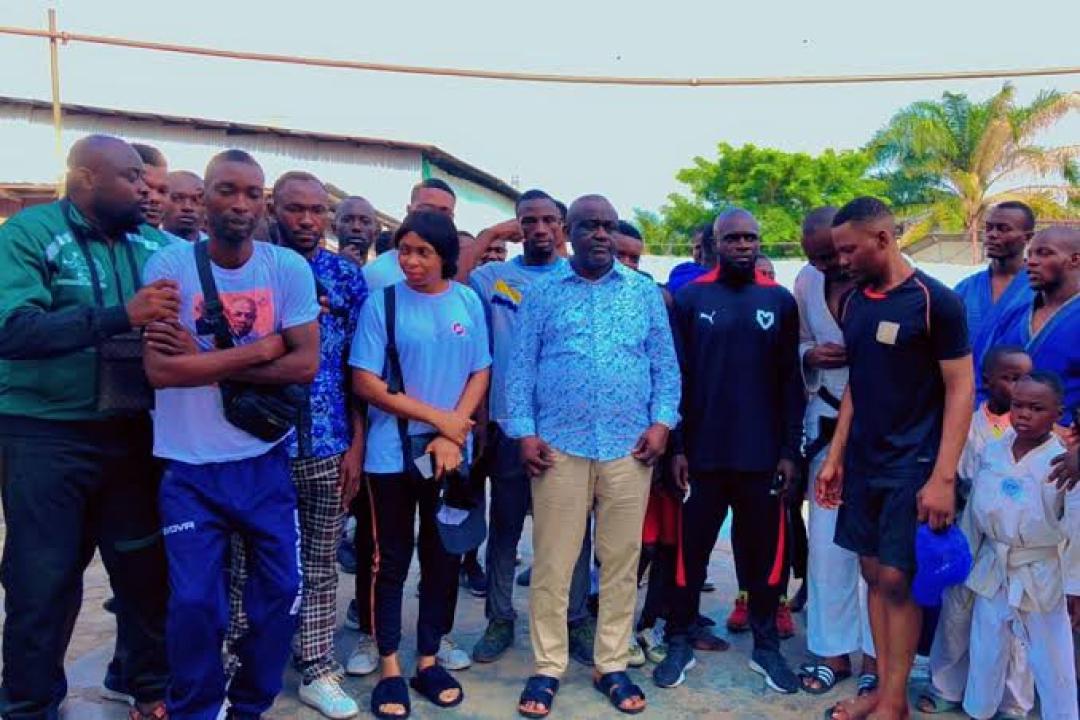 Le Bourgmestre de la Commune de Bandalungwa accompagné des jeunes de sa municipalité [Photo d'illustration]