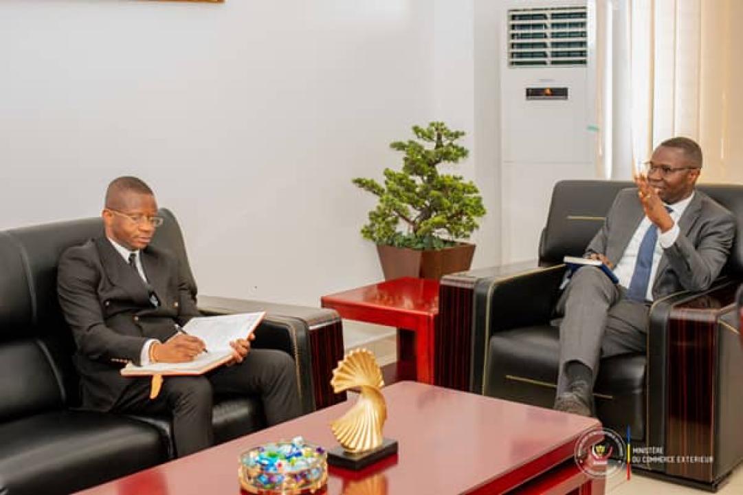Réunion entre Didier Kabampele Directeur général de la FIKIN et le ministres du commerce extérieur,  Julien Paluku Kahongya