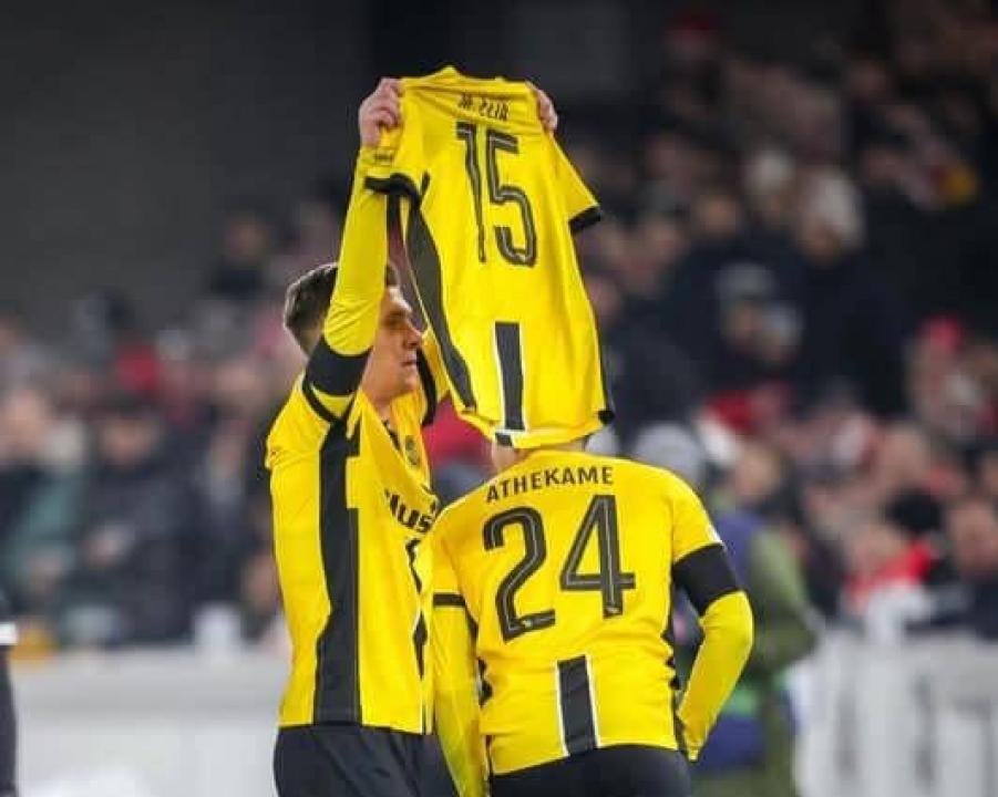 Un joueur de Young Boys brandit le maillot de Meschack Elia.