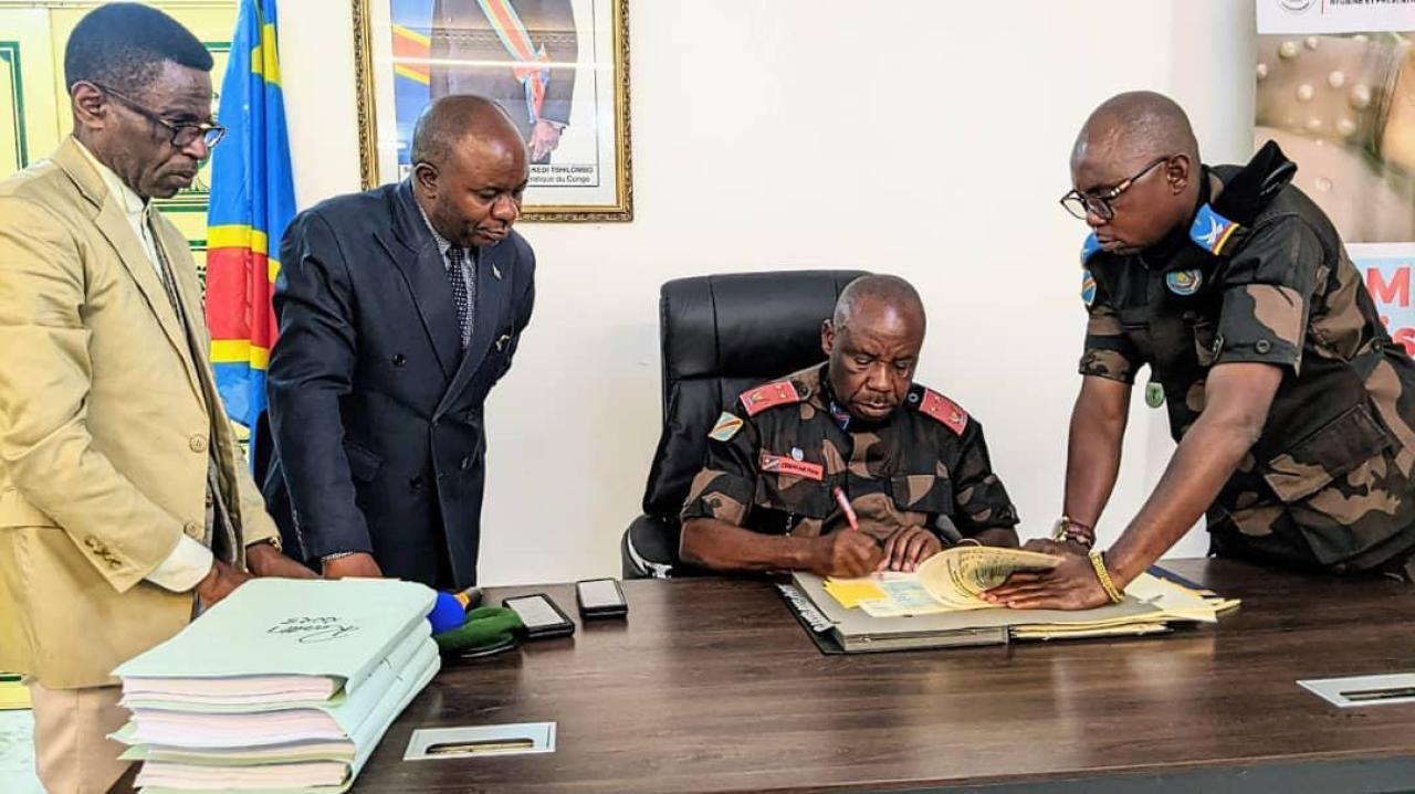 Le Gouverneur militaire du Nord-Kivu, le général-major Cirimwami Nkuba Peter signe l’arrêté provincial établissant les grandes lignes budgétaires pour l’exercice 2025