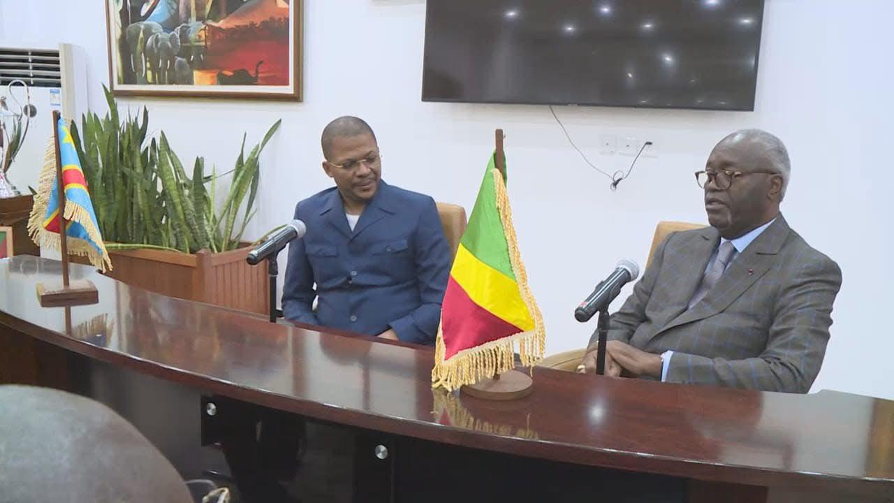 Le ministre des sports de la RDC, Didier Budimbu et son homologue du Congo Brazzaville .