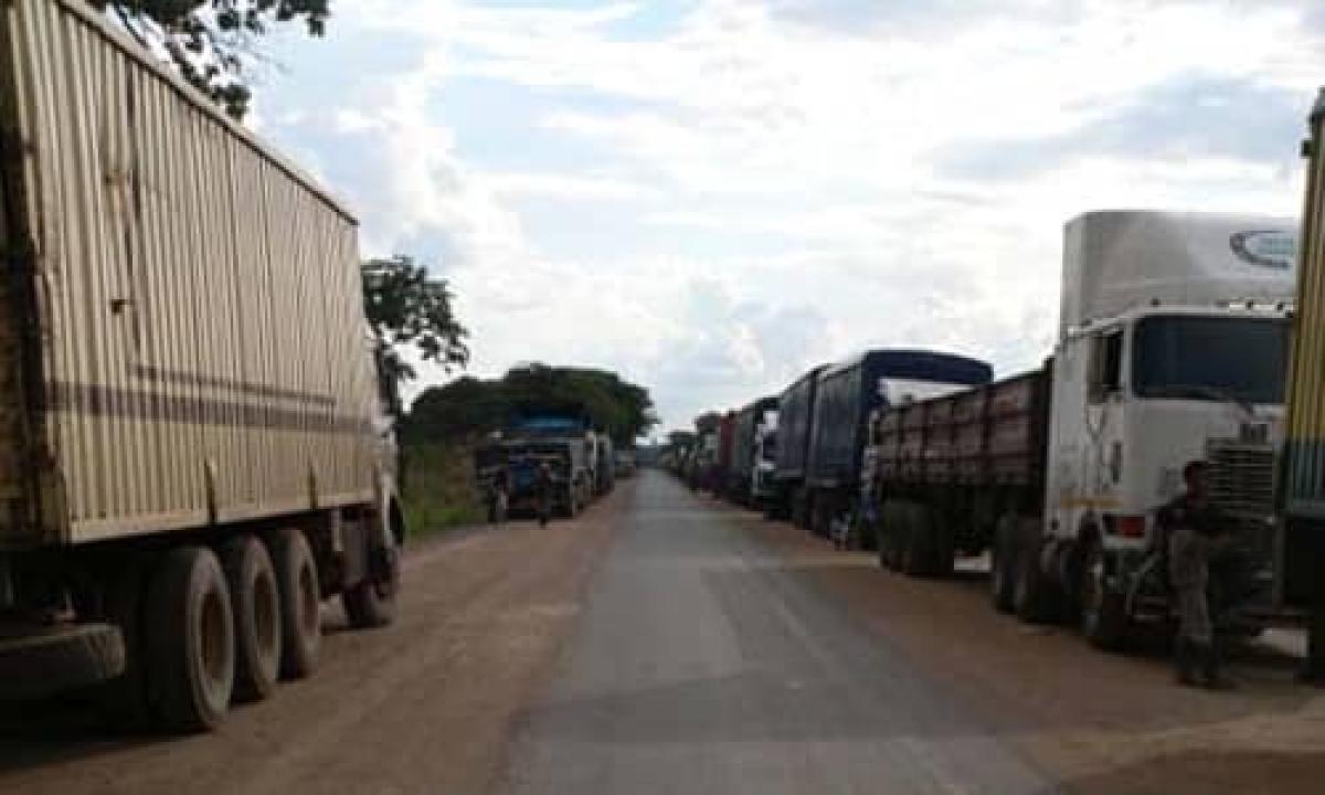 Camions au poste frontalier Kasumbalesa, Katanga, RD Congo