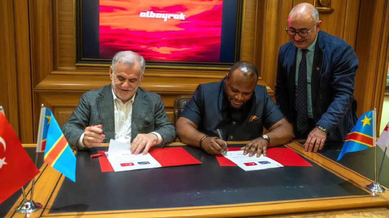 Daniel Bumba en train de signer le contrat avec Ahmet Albayrak