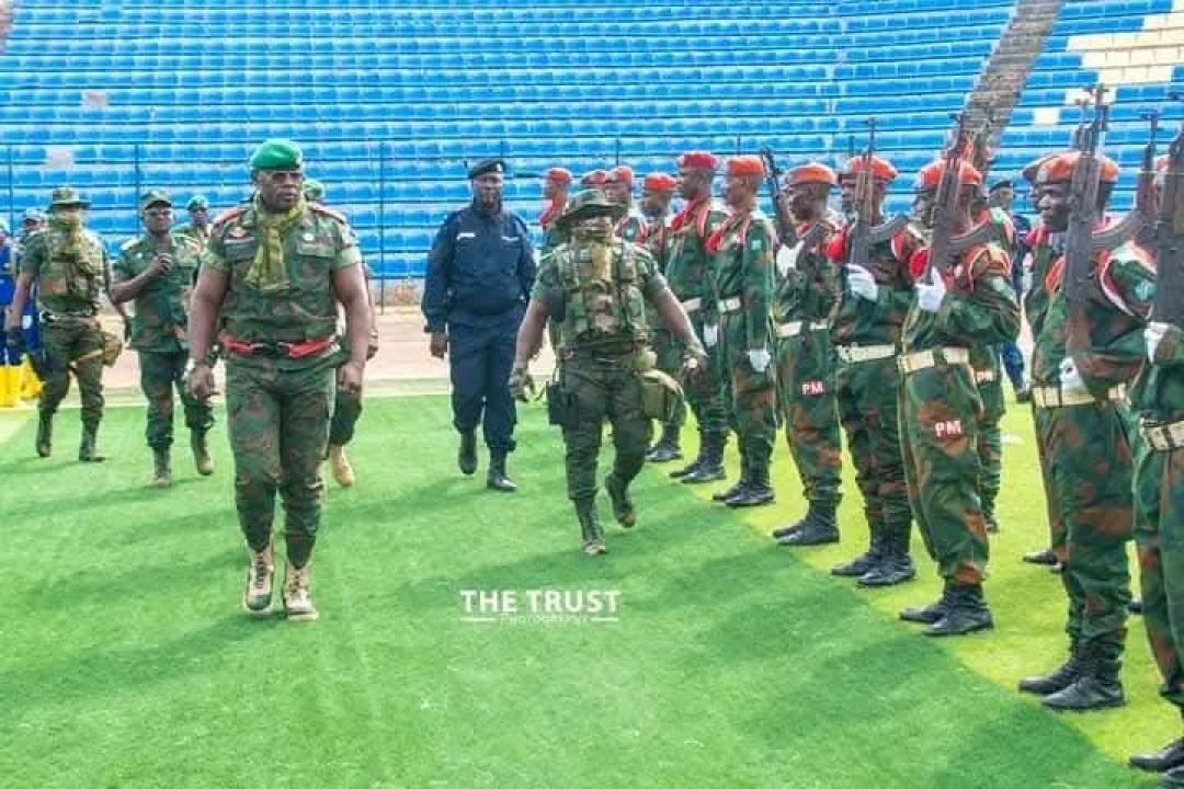 Le commandant de la 21è Région Militaire, le Général John Tshibangu passant les troupes en revue