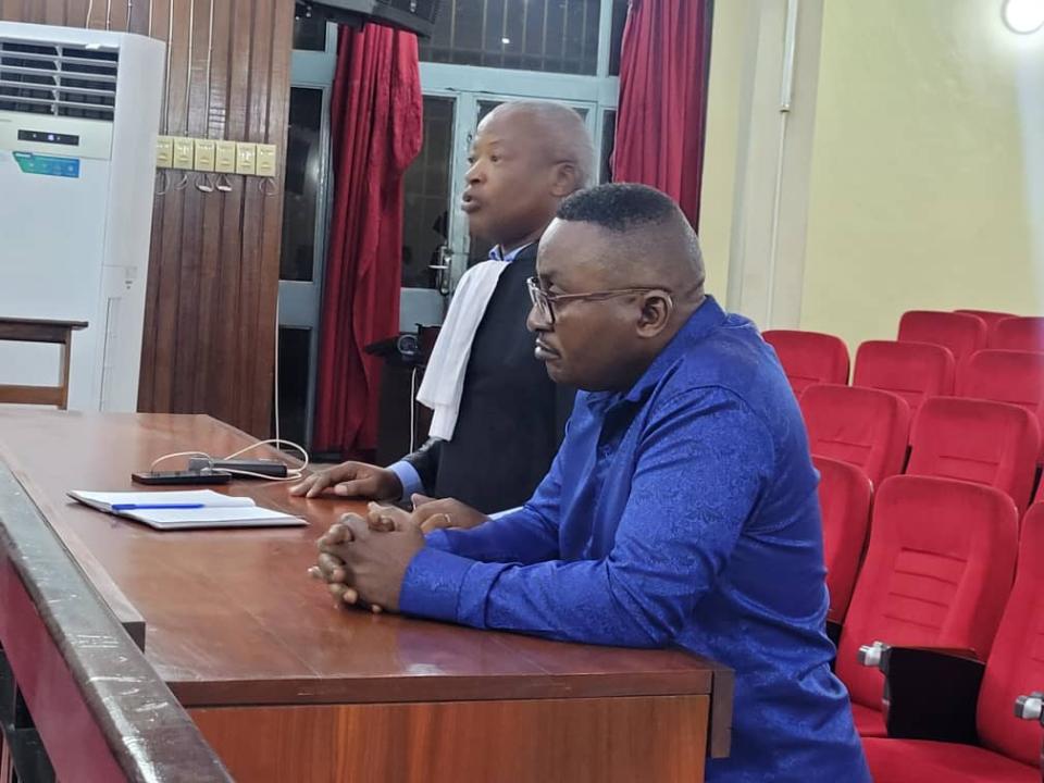 Constant Manvidila et son avocat devant la Cour de Cassation