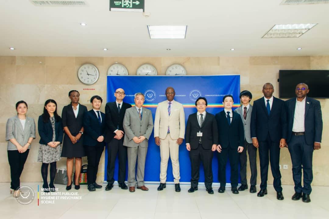 Le ministre de la santé Dr Roger Kamba et une délégation de l'ambassade du Japon, lundi 16 décembre 2024
