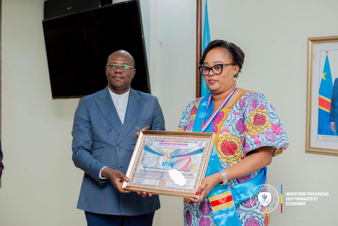 La ministre provinciale des Finances et Economie de Kinshasa recevant son prix de mérite civique