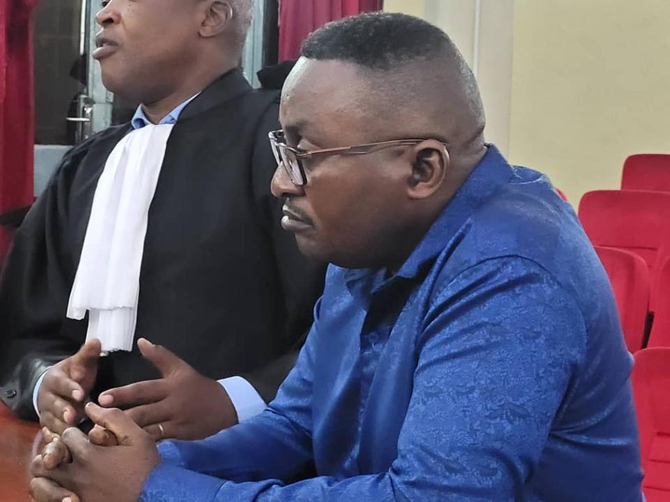 Constant Manvidila et son avocat devant la Cour de Cassation
