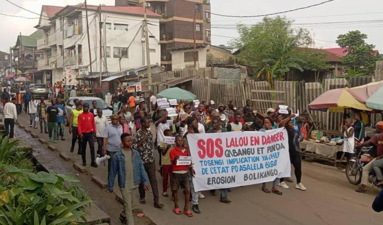 Les habitants des quartiers Bangu et Bangu pendant leur marche de réclamation