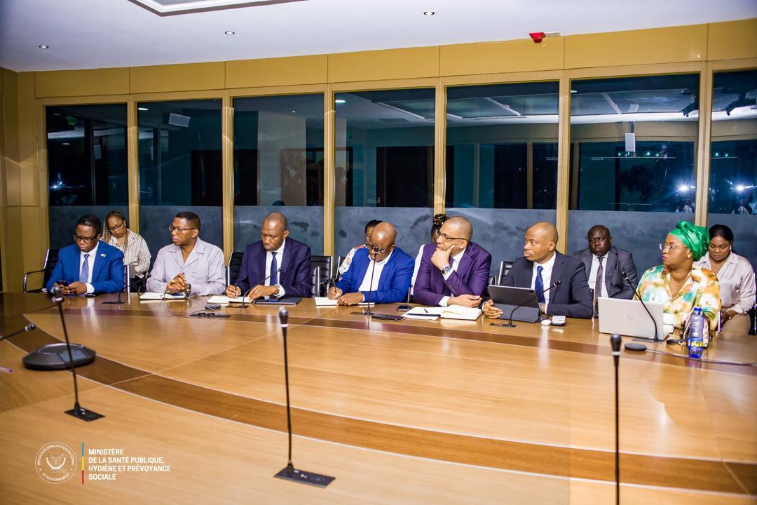 Les partenaires du ministère de la santé autour du ministre Roger Kamba, pour l'évaluation de la politique de la gratuité des accouchements, mercredi 18 décembre 2024