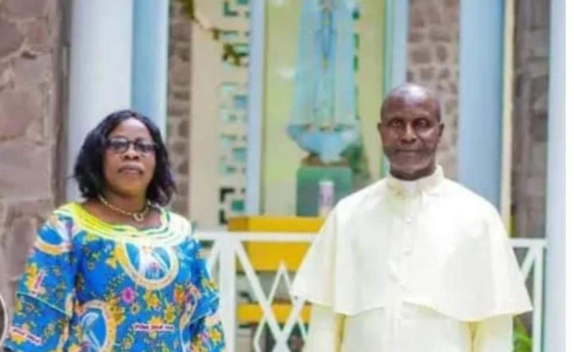 Le Curé de la Paroisse Saint Raphael de Kinshasa, l'Abbé Bonaventure Lawu et un membre du Groupe Marie Mère de Dieu.