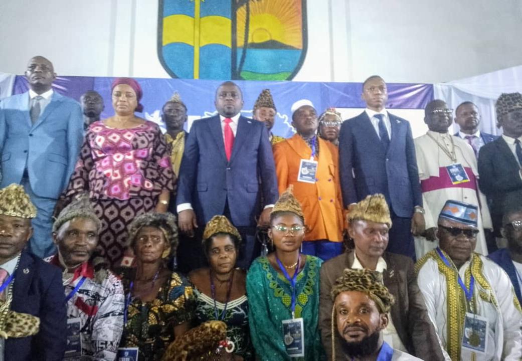 Le VPM Jacquemain Shabani entouré de quelques personnalités politiques, religieuses et coutumières, à l'amphithéâtre de l'université de Kisangani.