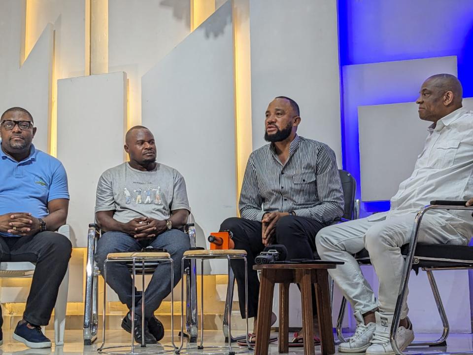 Au milieu, Mike Flor, de Kinshasa et Bony Mwaitege de la Tanzanie entouré des organisateurs, lors de la conférence de presse à Goma [photo d'illustration]