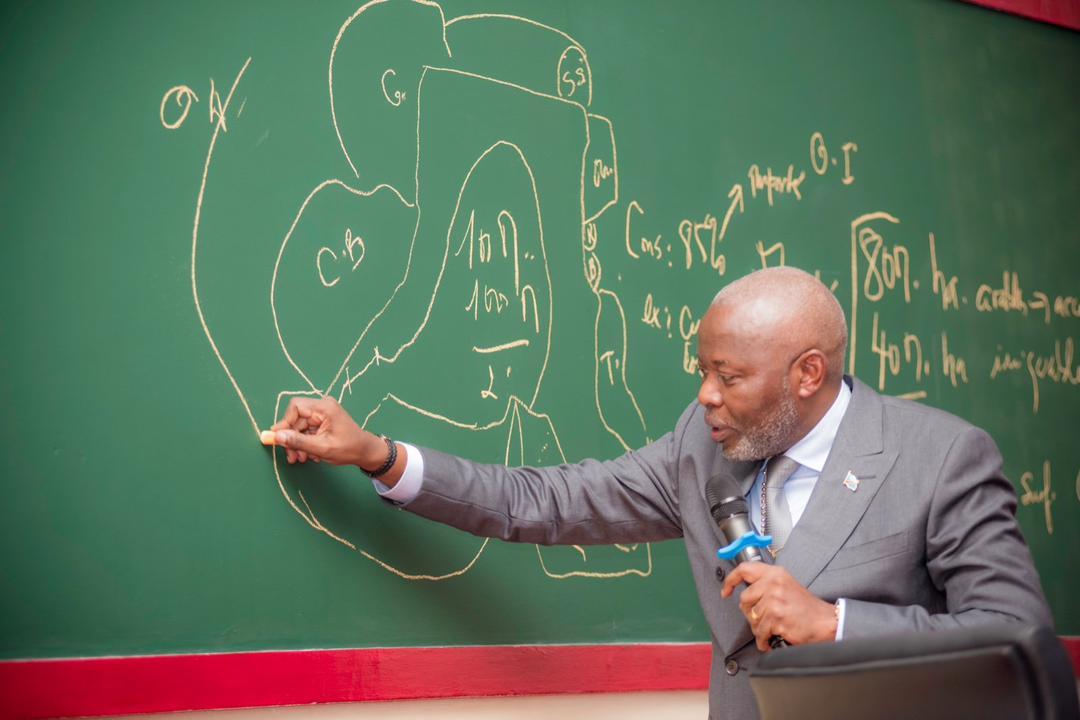 Le professeur Vital Kamerhe en plein cours de l’économie politique à l’Université Protestante au Congo