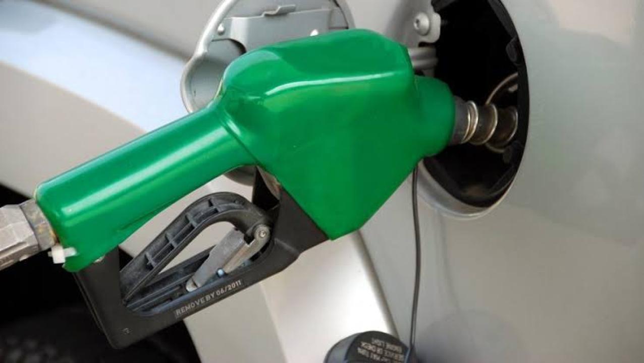 Un service de ravitaillement en carburant à la pompe