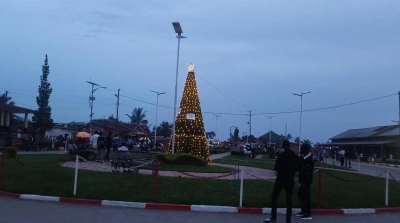 Un géant sapin de Noël érigé à la Place Mapon à Kindu