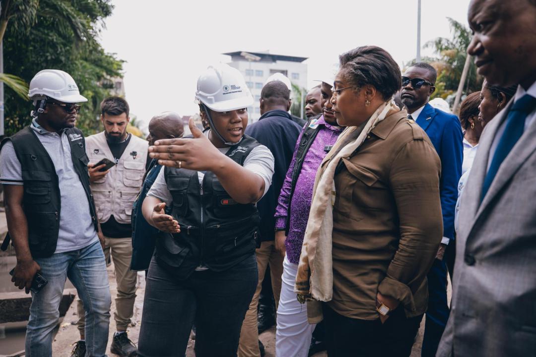 La Première Ministre Judith Suminwa en pleine visite d'inspection de certains travaux de construction et de réhabilitation de la voirie à Kinshasa