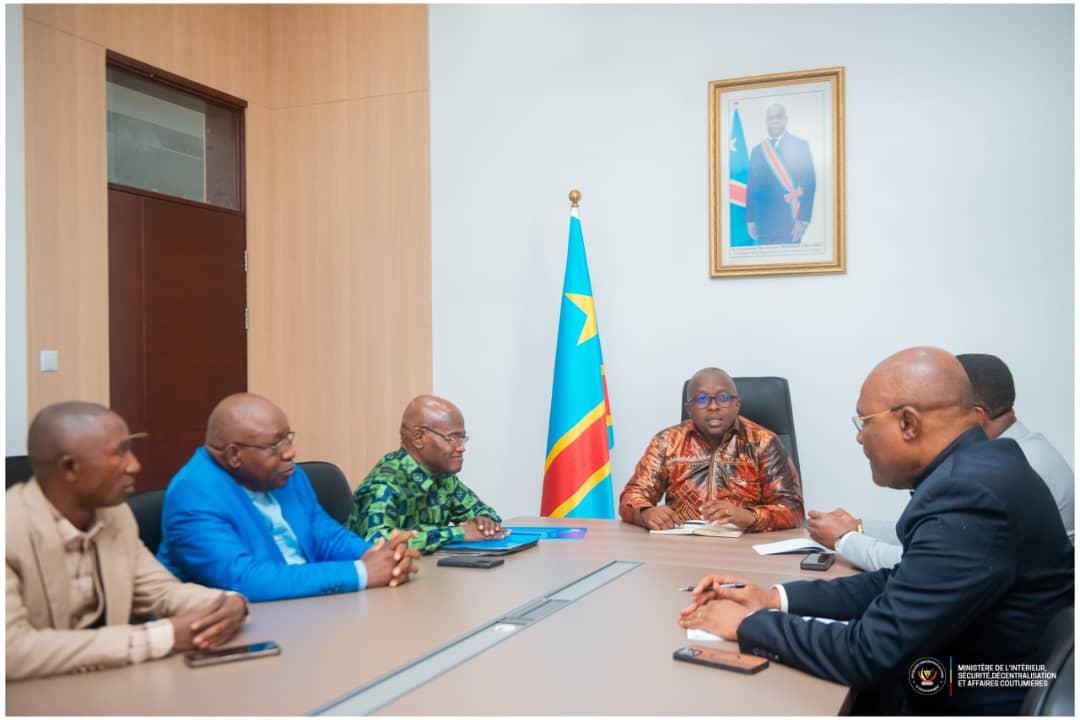 Le VPM Shabani avec le facilitateur au conflit Teke-Yaka et sa délégation