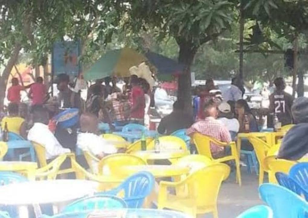 Quelques personnes dans une terrasse à Kinshasa. [Photo d'illustration]