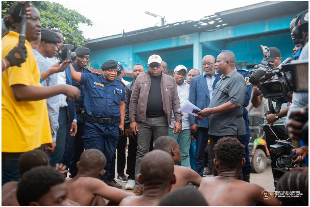 Le VPM Shabani écoutant les explications du Commandant PNC/Kinshasa le Général Blaise Kilimbalimba après arrestation de Kuluna à Kintambo