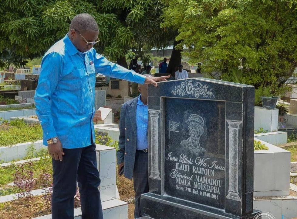 Julien Paluku devant la tombe du Colonel Mamadou Ndala.