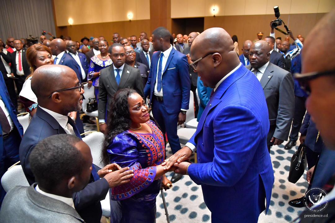 Poignée de main entre le chef de l'État Félix Antoine Tshisekedi Tshilombo et la ministre déléguée en charge des PVH-APV