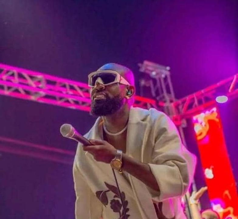 L'artiste musicien, Fabregas lors de son concert à Matete.