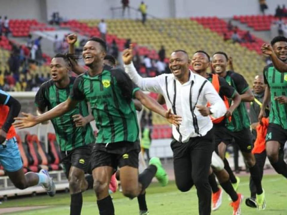 L'entraineur Papy Kimoto et ses joueurs célébrant leur qualification après le match contre Petro atlétic d'Angola