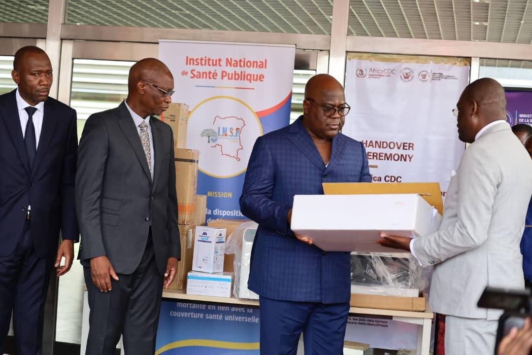 Le chef de l'État Félix Tshisekedi reçoit du DG de CDC Africa les réactifs et les équipements de laboratoire