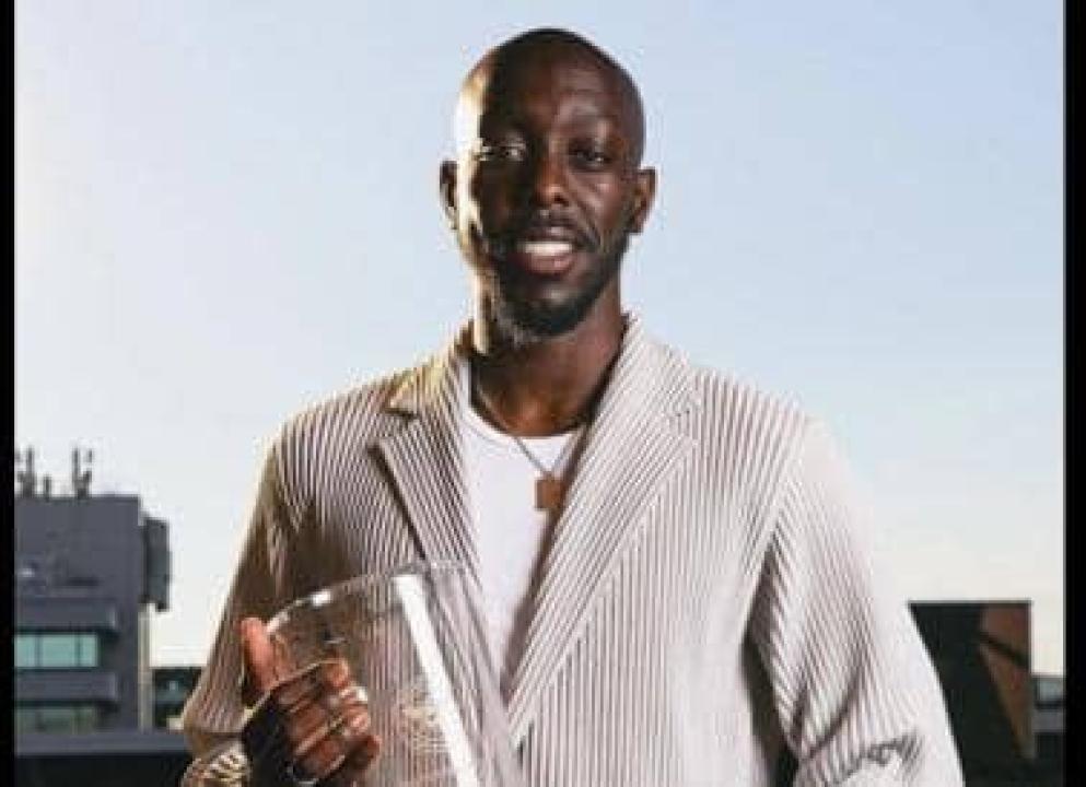 Yoane Wissa en train de présenter le trophée de "meilleur but de mars 2024". [Photo d'illustration]