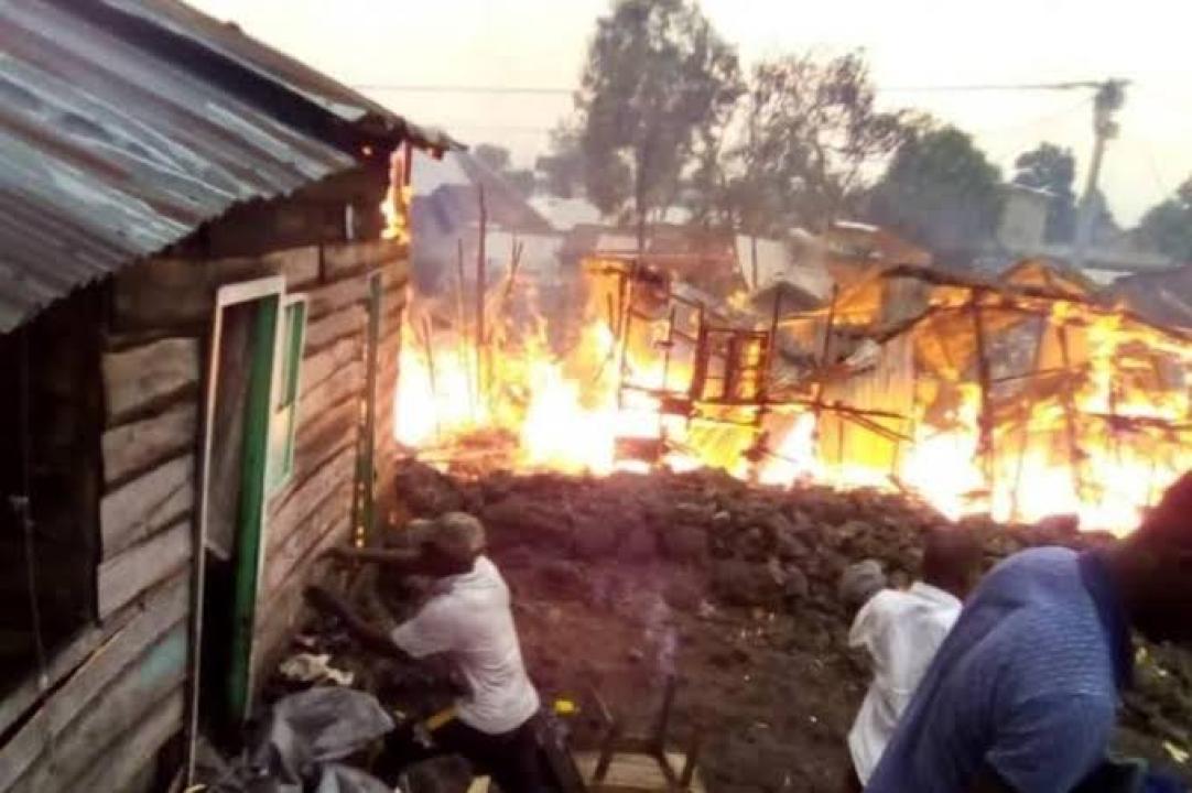Des maisons en feu lors d'un encendie dans la ville de Goma.