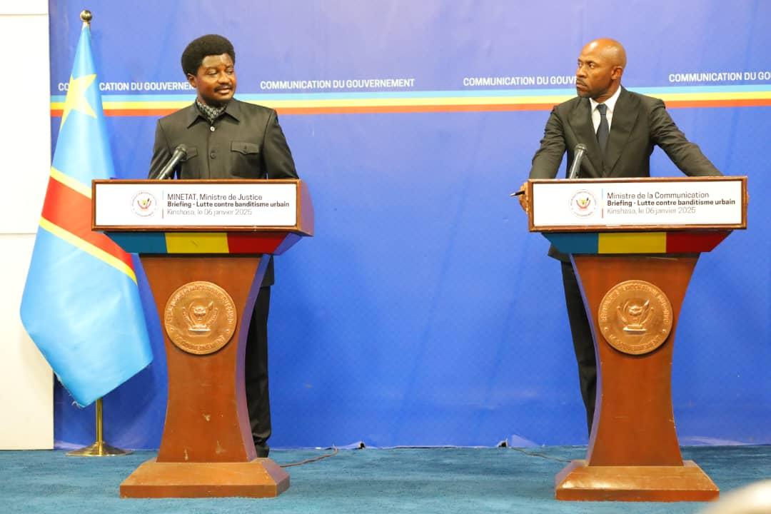 Le Ministre d'état Constant Mutamba et Patrick Muyaya, ministre de la communication et médias, lors du briefing tenu à Kinshasa