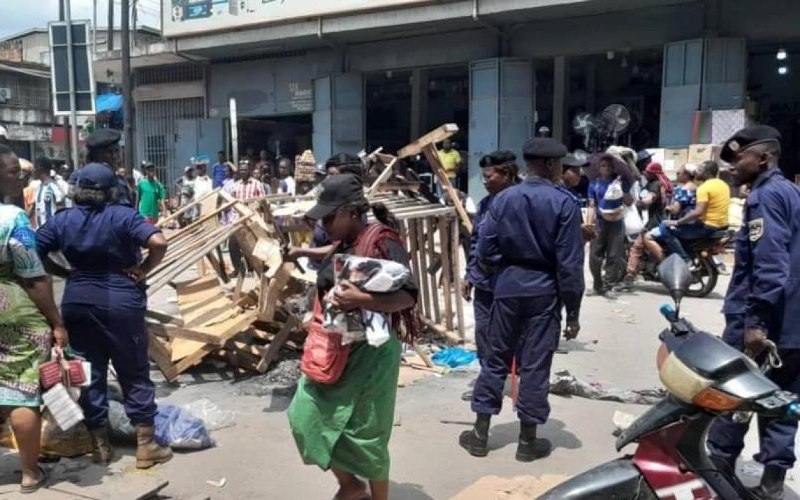 Quelques étalages détruits sur l'avenue du Commerce.