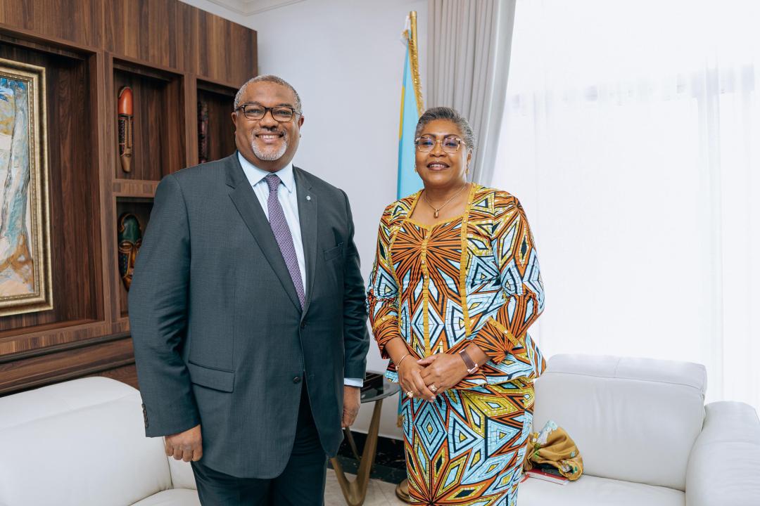 La Première Ministre Judith Suminwa Tuluka pose avec le Président du Rebranding Africa Forum, Thierry Hot