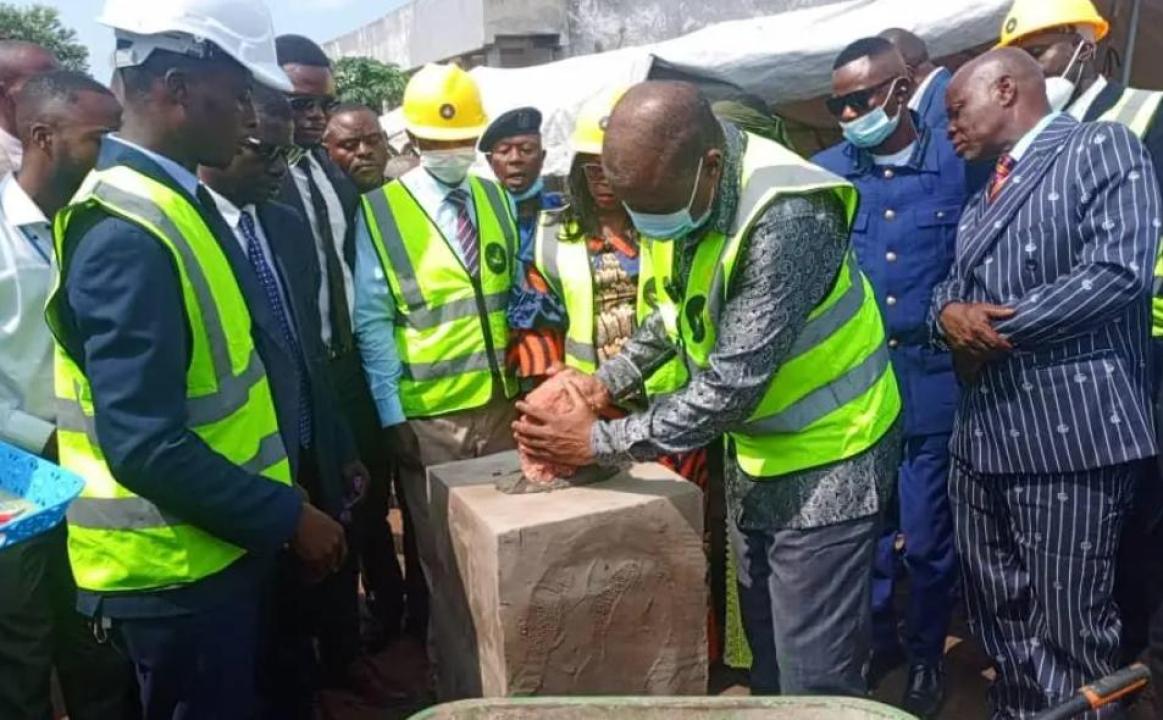 Le Gouverneur Willy Bitwisila lors du lancement des travaux de construction des bureaux de l'APK