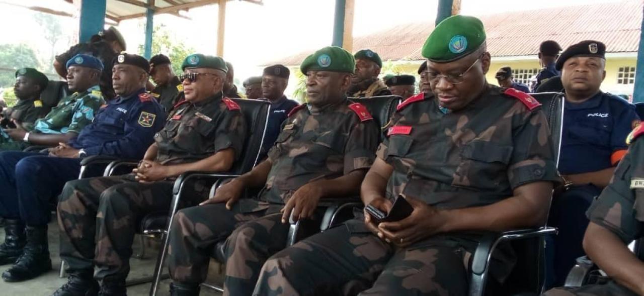 Les autorités militaires et policières lors d'une parade mixte organisée à Kisangani.