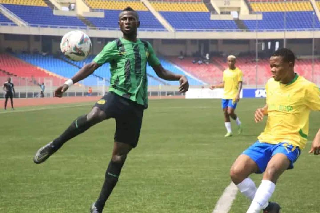 Un joueur de l'AS Maniema Union (vert et noir) en duel avec celui de Mamelodi Sundowns (jaune et bleu) au stade des Martyrs de Pentecôte