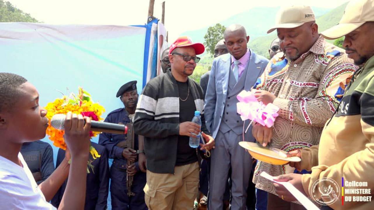 Coupure du ruban symbolique par le ministre d'État Aimé Boji Sangara lors de l'inauguration de l'Institut Iraga, au Sud-Kivu