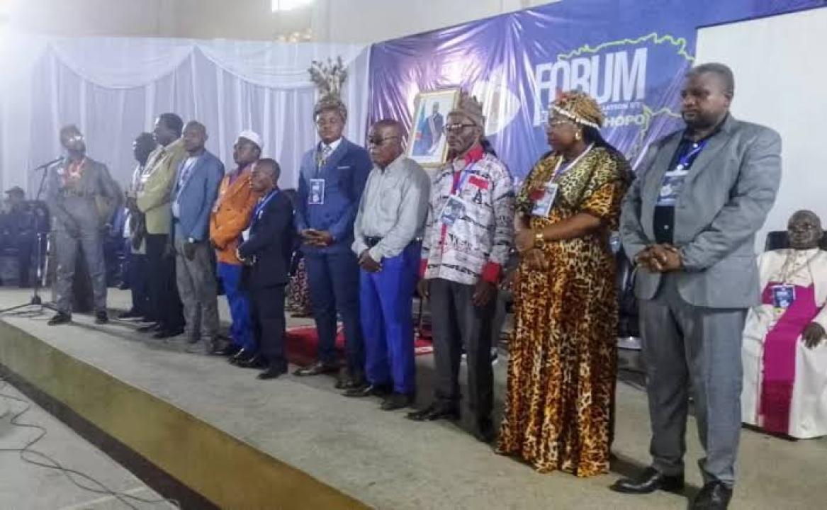 Un échantillon des Chefs coutumiers lors d'une cérémonie de réconciliation à Kisangani.