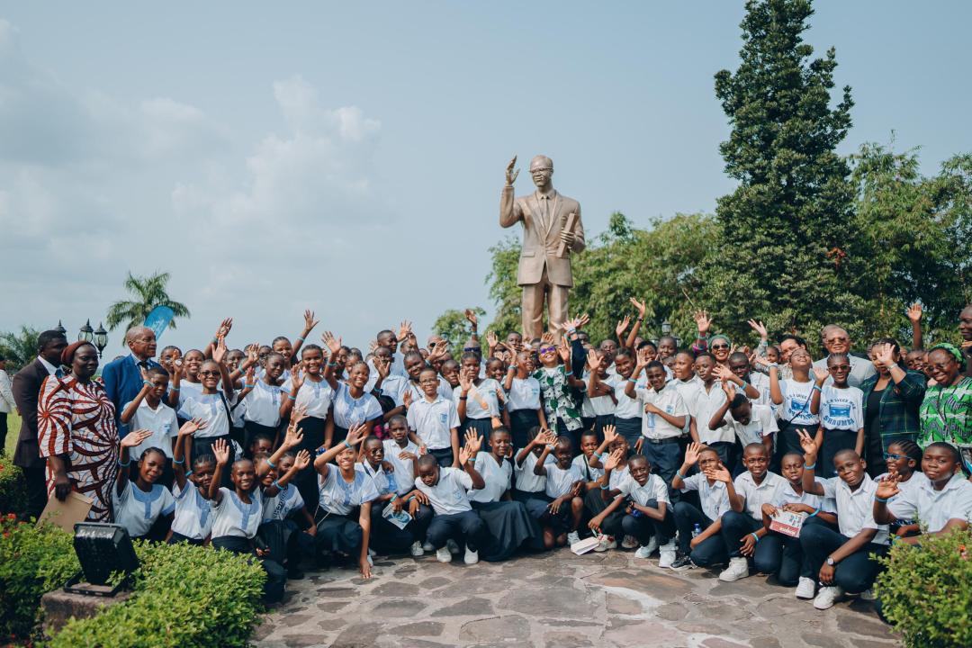 Judith Suminwa Tuluka avec quelqes élèves aux Jardins des Premiers