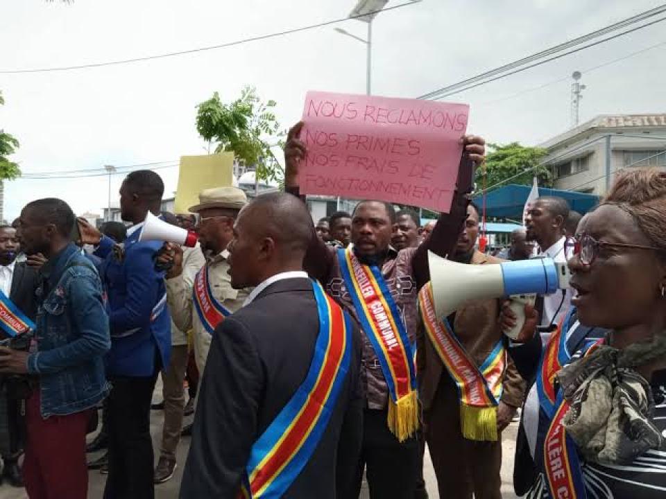 Les conseillers communaux de la RDC lors d'une manifestation à Kinshasa